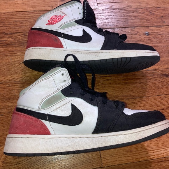 jordan 1 mid se white black red spruce
